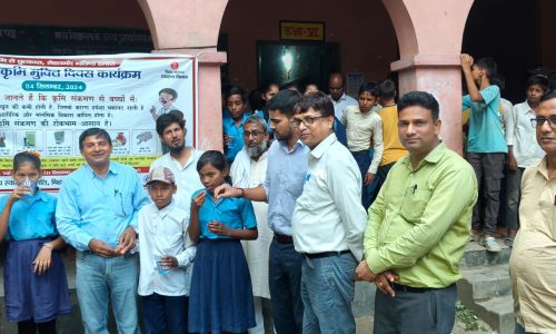 राष्ट्रीय कृमि मुक्ति दिवस पर  स्कूल के बच्चों को खिलाया एल्बेंडाजोल की दवा।