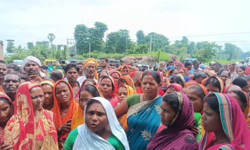 मुखिया के पक्ष ग्रामीणों ने थाना में दिया आवेदन निष्पक्ष जांच कर कार्रवाई करने कि मांग