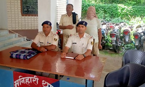 मनिहारी पुलिस ने 8 लीटर देशी शराब और बाईक के साथ एक तस्कर को दबोचा, दूसरा मौके से फरार
