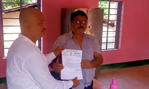 मुखिया ने विद्यालय के दो क्षतिग्रस्त कक्षों के पुनर्निर्माण को लेकर दिया ज्ञापन