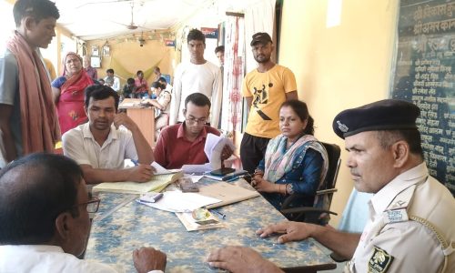 प्राणपुर थाना में आयोजित शनिवारीय जनता दरबार में सात मामला का ऑन द स्पॉट निष्पादन।