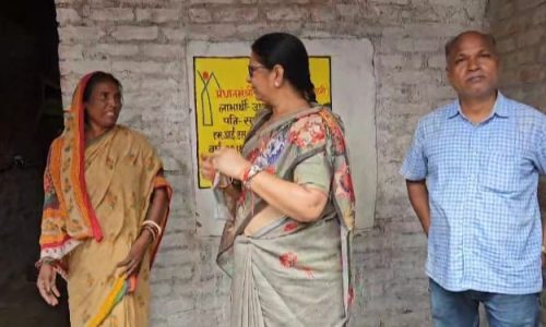 प्रधानमंत्री आवास योजना के लाभुकों के आवास पर पहुंची महापौर।