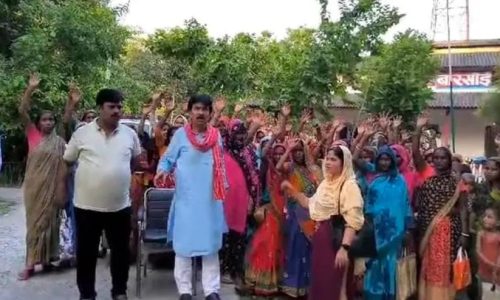 शातिर ठग ने ग्रामीणों से किया 60 लाख की ठगी, पिडीत लोगों ने किया प्रदर्शन।