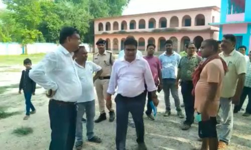 मुख्यमंत्री के दौरे की तैयारी को लेकर डीडीसी ने कटिहार के बरारी में सभा स्थलों का किया निरीक्षण।
