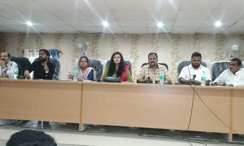 प्रखंड मुख्यालय के सभाकक्ष भवन  में प्रखंड प्रमुख के अध्यक्षता में भू सर्वेक्षण पर आयोजित किया गया बैठक।