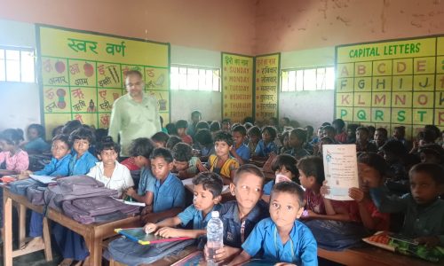 पैक्स गोदाम और और सामुदायिक भवन में संचालित होती है विद्यालय