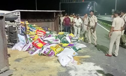चावल से भरी पिकअप दुर्घटनाग्रस्त