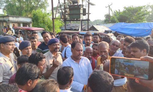 बरारी मे यूवक की हत्या कर दिये जाने को लेकर परिजनों ने सड़क जाम कर किया प्रदर्शन।