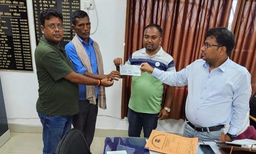 लक्ष्मीपुर के किसान को बिजली विभाग ने दी 90 हजार रुपये की मुआवजा राशि