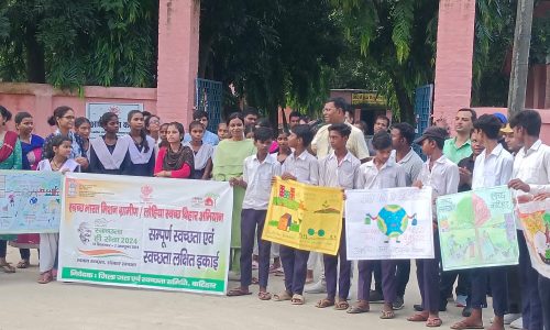 छात्र-छात्राओं द्वारा पेंटिंग बनाकर स्वच्छता का व्यवहार के लिए किया जागरूक।