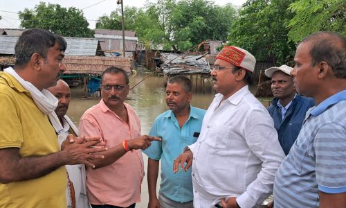 कांग्रेस जिला अध्यक्ष ने मनिहारी बाढ क्षेत्र का किया दौरा।