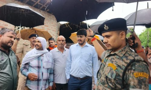 जिलाधिकारी ने बघार पंचायत में संचालित कम्युनिटी किचन का किया निरीक्षण