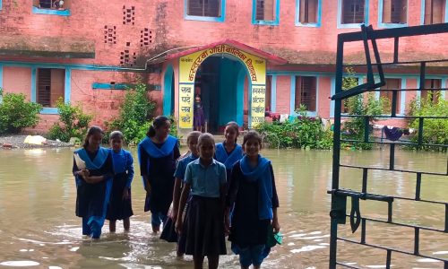 लगातार बारिश से स्कूल बच्चों को परेशान विद्यालय मे जमा बरसात का पानी