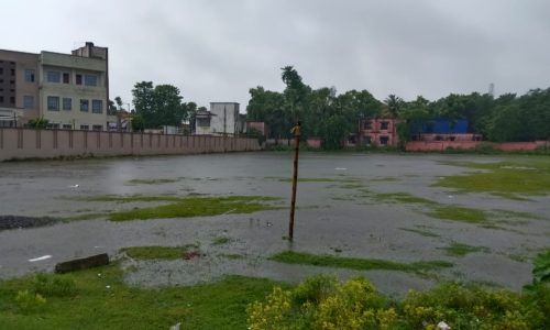 हसनगंज में मूसलाधार बारिश से मैदान बना झील