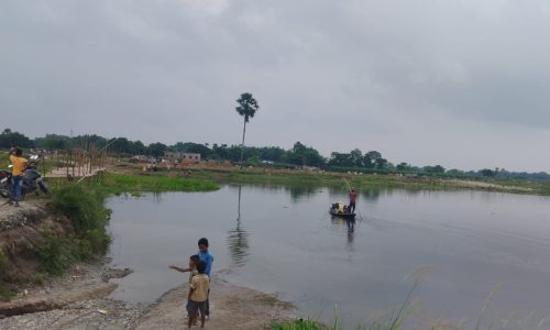 हसनगंज में नदी का जलस्तर बढ़ने से नाव से आवागमन करने को मजबूर ।