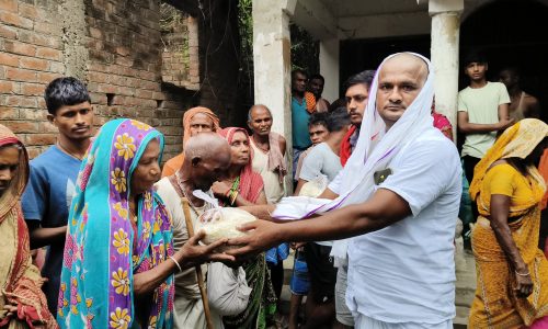 बाढ़ प्रभावितों की मदद के लिए पैक्स अध्यक्ष ने उठाया सराहनीय कदम