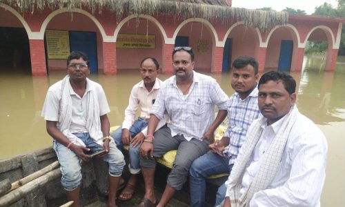 प्रखंड प्रमुख ने बाढ़ ग्रस्त गांव का किया भ्रमण ।