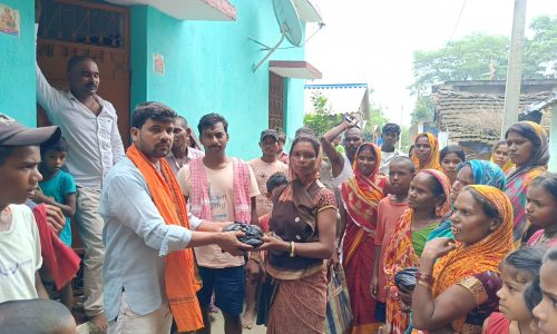 बाढ़ प्रभावित क्षेत्रों में राहत सामग्री का वितरण, जरूरतमंदों को मिली मदद।