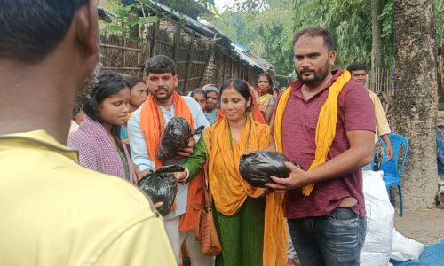 केवाला पंचायत में कांग्रेस नेत्री मिनाक्षी  ने राहत सामग्री का किया वितरण।