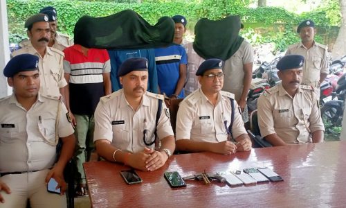 मनिहारी के डीबीएल कंपनी कैंप में डकैती की घटना में शामिल छः आरोपी गिरफ्तार, हथियार और लूट का सामान बरामद।