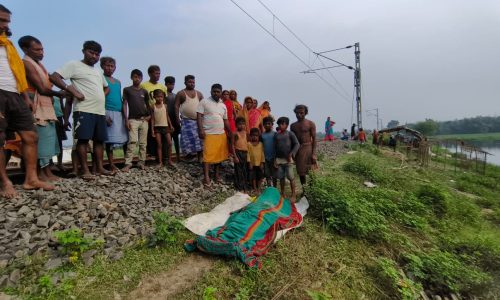 बाढ़ के पानी में पैर फिसलने से महिला की मौत, मुआवजे की मांग।