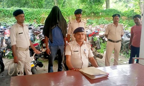 15 लीटर विदेशी शराब के साथ एक तस्कर गिरफतार, बाइक जब्त
