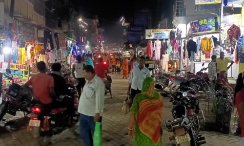 धनतेरस पर मनिहारी के बाजारों में उम्मीद से कम रही चहल-पहल, बाढ़ के प्रभाव से बिक्री में 40% तक की गिरावट
