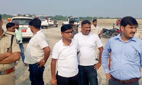 जिलाधिकारी और पुलिस अधीक्षक ने मनिहारी गंगा तट पर छठ पर्व की तैयारियों का लिया जायजा