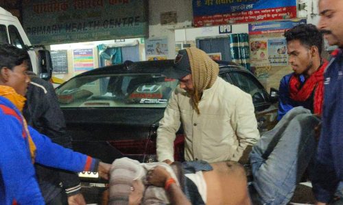 अज्ञात वाहन ने दो बाइक सवार व्यक्ति को उड़ाया एक की स्थिति गंभीर।