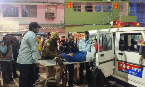 कार और ट्रैक्टर में आमने-सामने की भीषण टक्कर चालक गंभीर रूप से घायल।