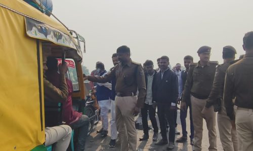 कोसी पूल पर टेंपो पलटा दो लोगों को लगीं चोट।