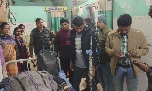 अनियंत्रित होकर बाइक  दुर्घटनाग्रस्त चालक व साथी गंभीर रूप से हुआं घायल