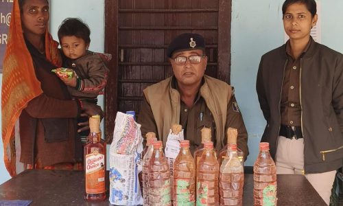 अंग्रेजी शराब के साथ एक महिला तस्कर को पुलिस ने किया गिरफ्तार