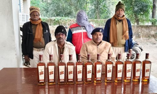मनिहारी पुलिस ने 13.5 लीटर विदेशी शराब के साथ एक तस्कर को किया गिरफतार
