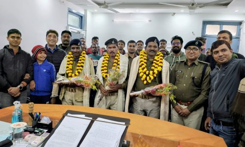 तीन होमगार्ड को भावभीनी विदाई, सम्मान स्वरूप उपहार भेंट।