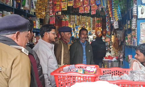 मनिहारी नगर में प्रतिबंधित पॉलीथिन पर छापेमारी, आठ दुकानदारों पर जुर्माना
