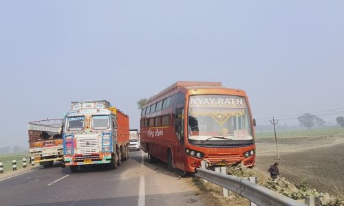 मुख्य सड़क पर बस रैलिंग से टकरायी कोई हताहत नहीं।