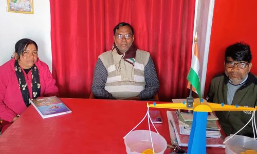 प्राथमिक विद्यालय खौड़ा के छात्र-छात्राएं अनुशासन में रहते हैं