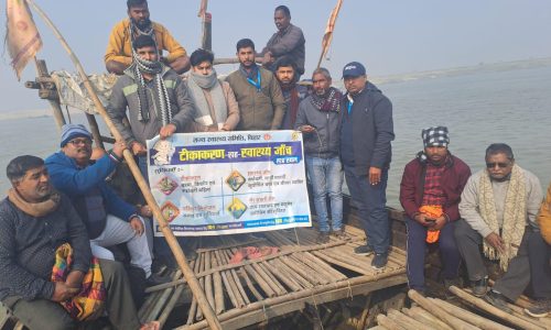 दियारा जाकर 5 वर्षीय बच्चे और महिलाओं का किया टीकाकरण