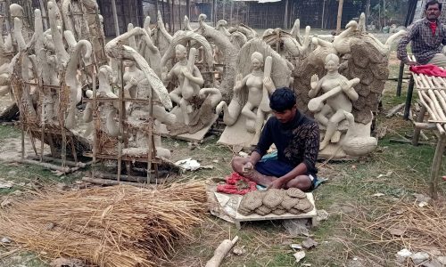 देवी देवताओं के प्रतिमा निर्माण कार्य को युवक रोजगार के रूप में अपना रहे हैं।