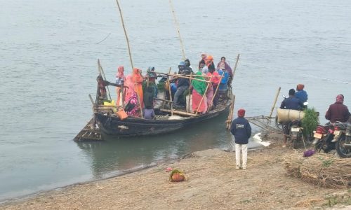 अंचल पदाधिकारी ने दुर्गापुर घाट में नाव परिचालनों का किया निरीक्षण ।