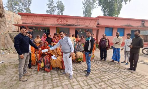 गणतंत्र दिवस के दिन कबीर अंत्येष्टि के 38 लाभार्थियों को दिया चेक ।