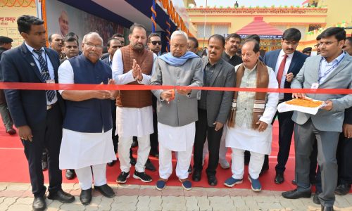 प्रगति यात्रा के क्रम में मुख्यमंत्री नीतीश कुमार कटिहार पहुंचे,हेलीकॉप्टर से गोगा बिल झील का हवाई सर्वेक्षण करते हुए पहुंचे रामपुर।