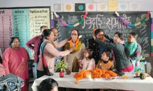 सेवानिवृत्त शिक्षिकाओं को  समारोहपूर्वक विदाई दी गई।