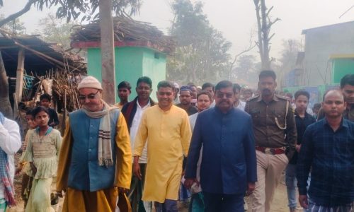 एक गरीब परिवार के घर को तोड़ फोड़ करने की सूचना मिलते ही पहुंचे विधान पार्षद ।