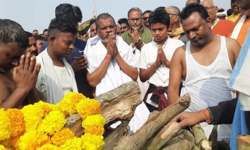पूर्व विधायक विश्वनाथ सिंह पंचतत्व में विलीन, गंगा तट पर नम आंखों से दी गई अंतिम विदाई