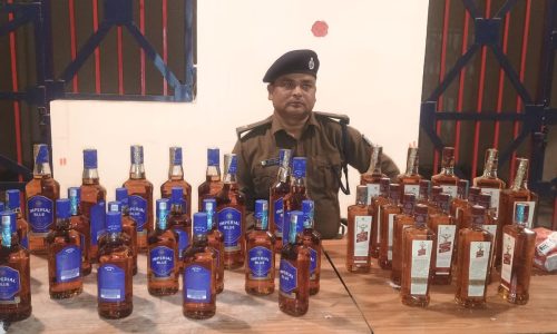 21 लीटर शराब के साथ एक महिला तस्कर गिरफ्तार ,स्कुटी जप्त ।