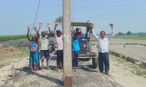 कटिहार जिले कुर्सेला में अजीबो गरीब खेल बीच सड़क पर कई पोल बना दिया गया सड़क।