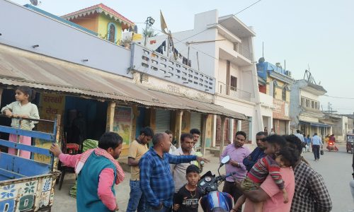 दूकान पर बैठी महिला के गले से सोने का चेन छिनतई कर बाइक सवार बदमाश हुआ फरार।