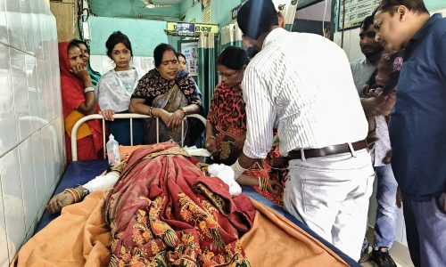 अनियंत्रित होकर चलते हुए बाइक से गिरी महिला, रेफर।